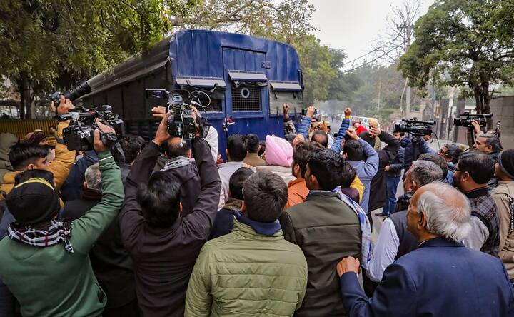 संजय सिंह राज्यसभा के लिए अपना नामांकन दाखिल करने के लिए जेल से बाहर आए. उन्होंने सिविल लाइंस में एक पुलिस वैन में पहुंचकर अपना नामांकन दाखिल किया.