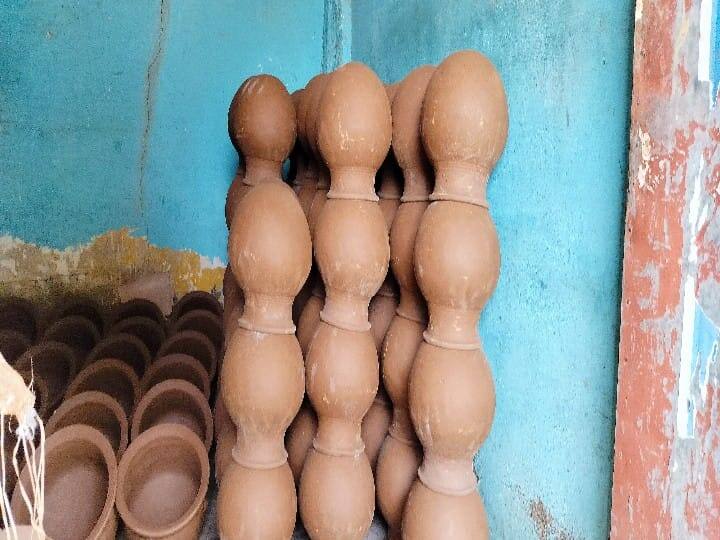 தயாரான பொங்கல் பானையை குடோனில் அடுக்கி வைத்திருக்கும் முறை.