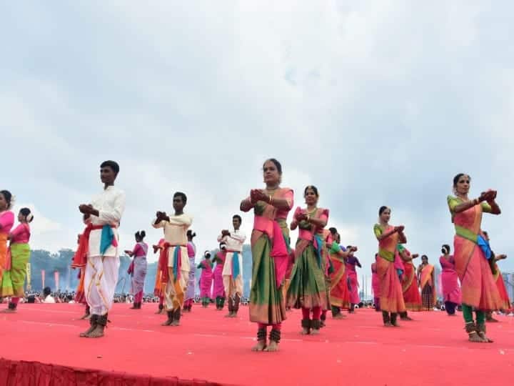 திருகோணமலையில் 1500 நடன கலைஞர்கள் பொங்கல்விழாவில் கலந்துகொண்டனர்.