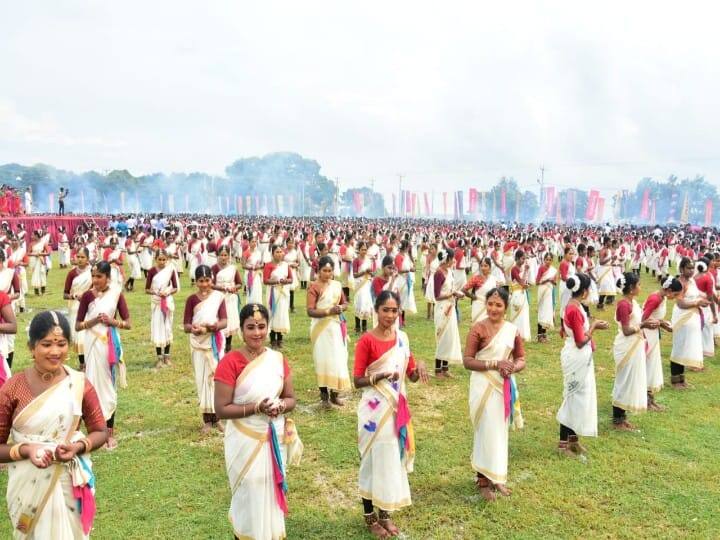 இந்த பிரம்மாண்ட நடன விழாவை, பல மக்கள் கண்டுகளித்தனர்.