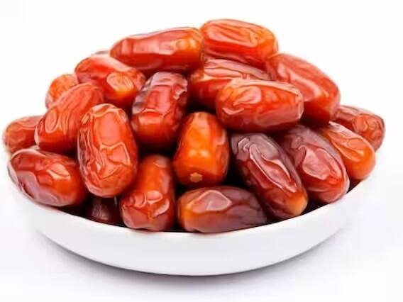ખજૂર અને ઘી હૃદયના સ્વાસ્થ્યને સારું રાખવા માટે વ્યક્તિગત રીતે જોડાયેલા છે. ખજૂરમાં પોટેશિયમ અને મેગ્નેશિયમ હોય છે, જે બ્લડ પ્રેશર અને હૃદય રોગના જોખમને ઘટાડવામાં મદદ કરે છે. ઘી તંદુરસ્ત ચરબીથી ભરપૂર છે જે ખરાબ કોલેસ્ટ્રોલનું સ્તર ઘટાડી શકે છે અને શરીરમાં સારા કોલેસ્ટ્રોલનું સ્તર વધારી શકે છે. ઘીમાં પલાળેલી ખજૂર બંનેને ભેગું કરવાથી તમારા હૃદયના સ્વાસ્થ્યને શક્તિશાળી પ્રોત્સાહન મળી શકે છે.
