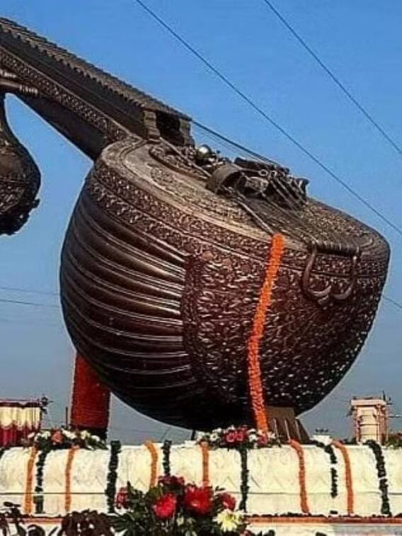 अयोध्या में लता मंगेशकर के नाम पर चौराहा,  लगायी गई 14 टन वजनी 40 फीट लंबी खूबसूरत वीणा