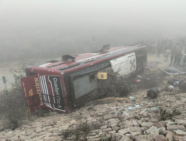 Agra Lucknow Expressway Bus Accident many people injured ann Agra News: कोहरे के कारण आगरा लखनऊ एक्सप्रेसवे पर बड़ा हादसा, खड़े ट्रक से टकराकर पलटी बस, 40 लोग थे सवार