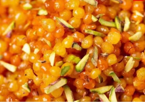 ਜੇਕਰ ਤੁਹਾਡਾ ਲੰਬੇ ਸਮੇਂ ਤੋਂ ਪ੍ਰਮੋਸ਼ਨ ਰੁਕਿਆ ਹੋਇਆ ਹੈ ਜਾਂ ਤੁਹਾਡੀ ਤਨਖਾਹ ਨਹੀਂ ਵਧ ਰਹੀ ਹੈ ਤਾਂ ਤੁਸੀਂ ਲੱਡੂ ਦਾਨ ਕਰਕੇ ਭਗਵਾਨ ਹਨੂੰਮਾਨ ਨੂੰ ਖੁਸ਼ ਕਰ ਸਕਦੇ ਹੋ। ਮੰਗਲਵਾਰ ਨੂੰ ਹਨੂੰਮਾਨ ਜੀ ਦੇ ਮਨਪਸੰਦ ਚਨੇ ਦੇ ਆਟੇ ਦੇ ਲੱਡੂ ਅਤੇ ਬੂੰਦੀ ਦੇ ਲੱਡੂ ਦਾਨ ਕਰੋ।