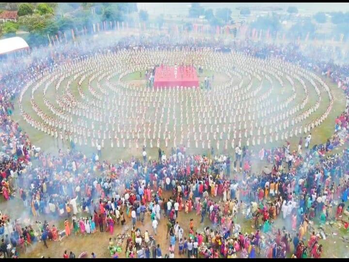 1500 கலைஞர்கள் பங்குபெற்ற நடன நிகழ்ச்சியின் கழுகு பார்வை புகைப்படம்