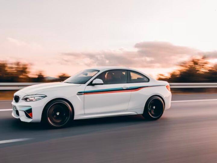 आज के समय में सभी का सपना होता है उसकी खुद की एक कार हो. लेकिन कार की कीमत इतनी होती है कि सभी लोग उसे नहीं खरीद पाते हैं. भारत में भारतीय और विदेशी कई कंपनियां है जो कार बनाती और बेचती हैं. कुछ कार ऐसी होती हैं जिन्हें खरीदने के लिए हैवी टैक्स चुकाना पड़ता है.