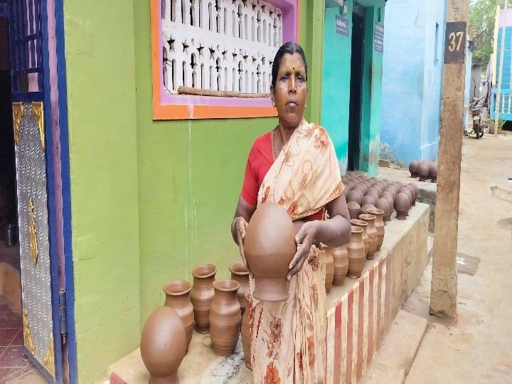 பொங்கல் பானையை தரம் பார்த்து பிரித்து வைக்கும் பெண்.