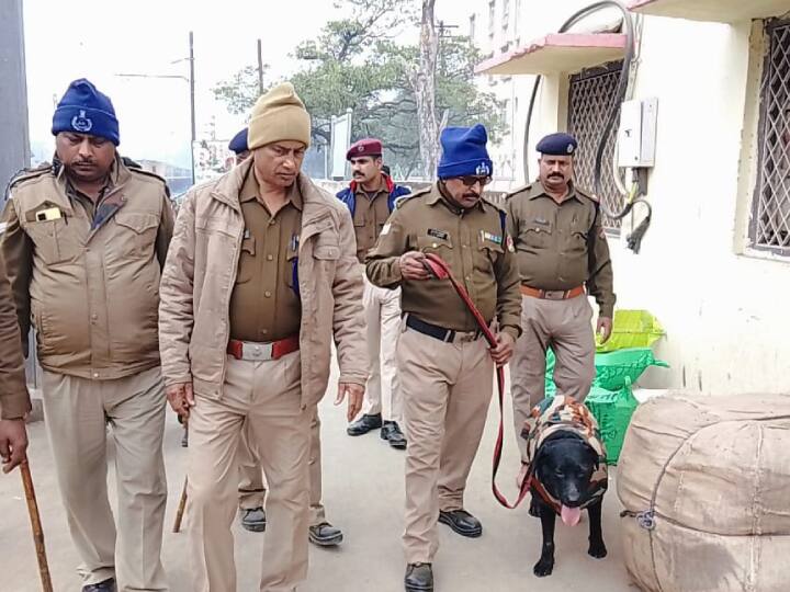 कुछ महीने पहले ही सीवान रेलवे जंक्शन पर कुछ विस्फोटक पदार्थ भी मिले थे. एक ट्रेन के डिब्बे से झूले में विस्फोटक पदार्थ था. उस समय पटना और मुजफ्फरपुर से बम निरोधक दस्ता की टीम आई थी.