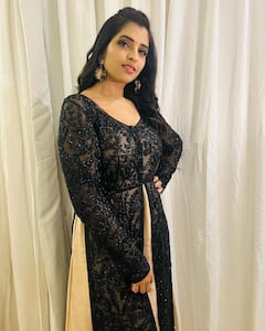 Anchor Shyamala Pics: యాంకర్ శ్యామల, ఆ చూపుల్లో అందమే వేరుగా 