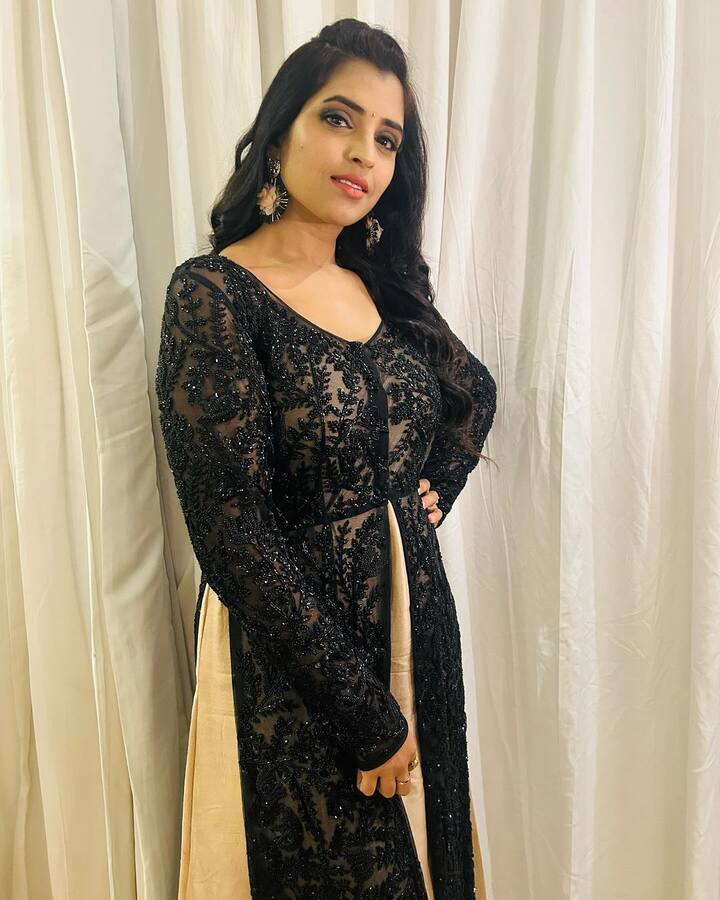 ఇప్పుడు శ్యామలను కేవలం యాంకర్ అని మాత్రమే అనకూడదు. ఆవిడ యాక్టర్ కూడా. 'విరూపాక్ష' సినిమాలో శ్యామల నటన చూశారుగా! సాయి ధరమ్ తేజ్ కి వరుసకు అక్క అయ్యే పాత్రలో మంచి నటన కనబరిచారు. అంతకు ముందు కూడా ఆవిడ సినిమాలు చేశారు. ఇప్పుడు మరిన్ని అవకాశాలు వస్తున్నాయట. సినిమాలతో పాటు యాంకరింగ్ తో కూడా శ్యామల బిజీ బిజీ. (Image Courtesy : syamalaofficial / instagram)