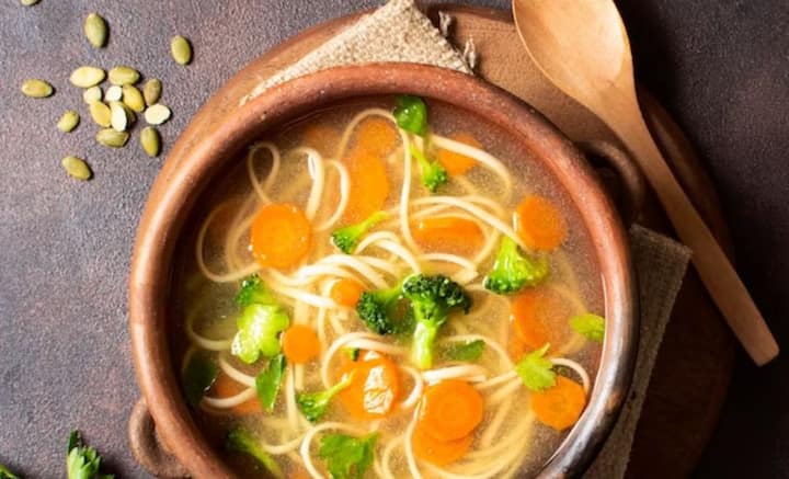 শীতকালে বেশি করে গরম পানীয়ে চুমুক দিন। গরম জলে লেবু-মধু মিশিয়ে চুমুক দিতে পারেন, আবার হার্বাল টি-ও রাখতে পারেন ডায়েটে। সবজি দিয়ে বানিয়ে নিতে পারেন স্যুপও। এতে শরীরে জলের জোগান থাকে, কোষ্ঠকাঠিন্যে ভুগতে হয় না।  ছবি: ফ্রিপিক।