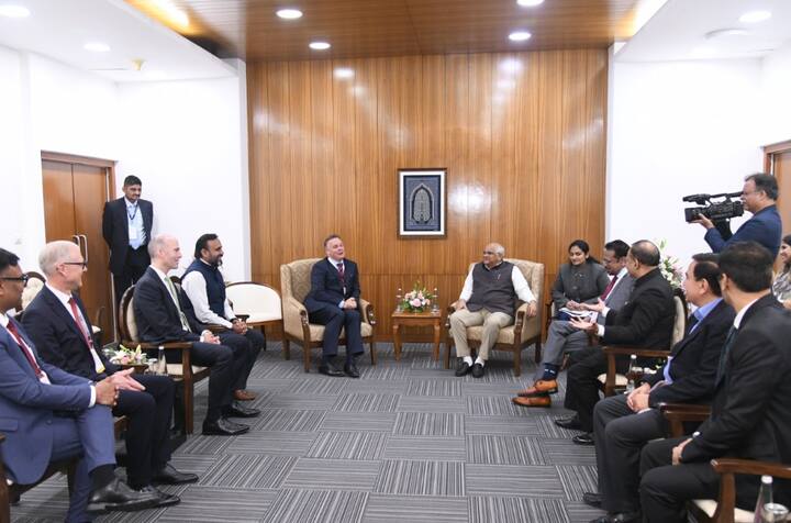 1600 કિમી લાંબા દરિયાકિનારા સાથે, ગુજરાત મેરીટાઇમ ઉદ્યોગમાં પ્રથમ સ્થાન ધરાવે છે અને વિશ્વની 'બ્લુ ઇકોનોમી'માં ઝડપથી અગ્રણી તરીકે ઉભરી રહ્યું છે.