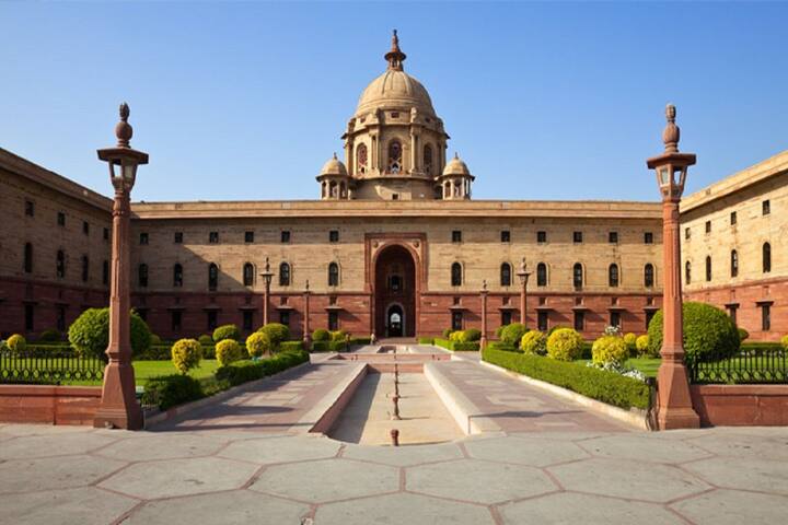 आज सकाळी ११ वाजल्यापासून राष्ट्रपती भवनात राष्ट्रीय क्रीडा पुरस्कार सोहळ्याला सुरुवात झाली. द्रोणाचार्य पुरस्कार प्रथमच देण्यात आला.