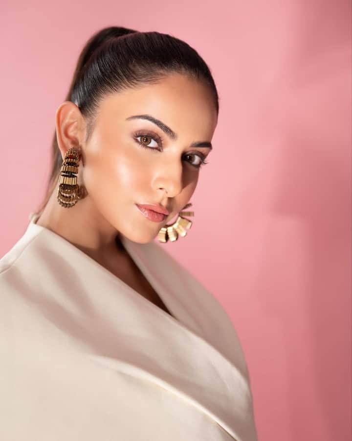 यही वजह है कि आज एक्ट्रेस एक लैविश लाइफस्टाइल की मालकिन हैं. जिनका मुंबई में एक आलीशान घर भी है.