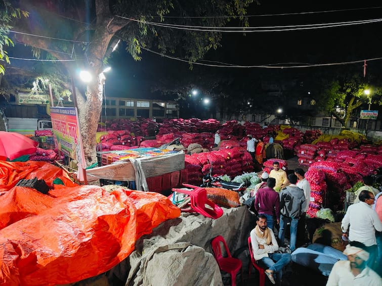 Latur News Record vegetables including onions in the market long queues of vehicles farmers stuck for several hours at latur market Maharashtra Latur News : लातूर : बाजारात कांद्यासह भाज्यांची विक्रमी आवक, वाहनांच्या लांबलचक रांगा, अनेक तासांपासून शेतकरी ताटकळले