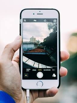 हवाई जहाज से नीचे गिरा फोन, नहीं आया कोई स्क्रैच