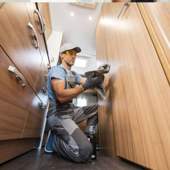 ਫਰਨੀਚਰ 'ਤੇ ਲੱਗੀ ਗਰੀਸ ਨੂੰ ਹਟਾਉਣ ਲਈ, ਅਮੋਨੀਆ ਅਤੇ ਗਰਮ ਪਾਣੀ ਦੀ ਬਰਾਬਰ ਮਾਤਰਾ ਲਓ ਅਤੇ ਇਸ ਵਿਚ ਇਕ ਸਪੰਜ ਡੁਬੋ ਦਿਓ, ਵਾਧੂ ਪਾਣੀ ਕੱਢ ਦਿਓ ਅਤੇ ਗਰੀਸ ਨੂੰ ਪੂੰਝੋ। ਇਸ ਤੋਂ ਤੁਰੰਤ ਬਾਅਦ, ਫਰਨੀਚਰ ਨੂੰ ਸੁੱਕੇ ਕੱਪੜੇ ਨਾਲ ਪੂੰਝੋ, ਤਾਂ ਜੋ ਇਹ ਨਮੀ ਨੂੰ ਸੋਖ ਨਾ ਸਕੇ।