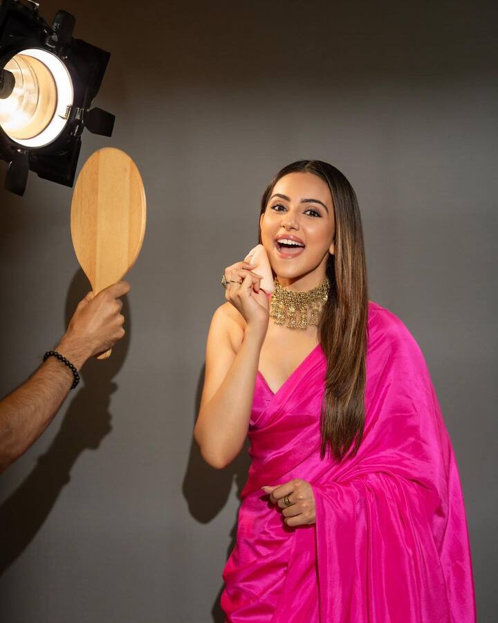 રકુલ પ્રીત સિંહ માત્ર હિન્દી સિનેમા જ નહીં પરંતુ સાઉથ ઈન્ડસ્ટ્રીમાં પણ જાણીતું નામ છે. અભિનેત્રીએ બોલિવૂડમાં પોતાના કરિયરની શરૂઆત ફિલ્મ 'યારિયાં'થી કરી હતી. જે બાદ તે સુપરહિટ ફિલ્મોમાં જોવા મળી છે.