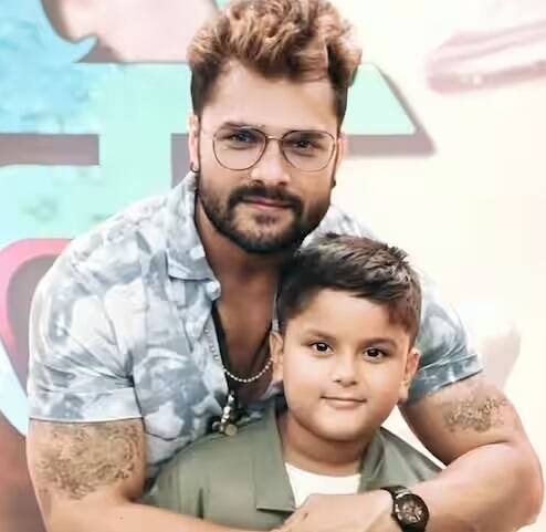 જ્યારે ખેસારી લાલ યાદવની કુલ સંપત્તિ 18 થી 20 કરોડ રૂપિયાની આસપાસ છે. તે એક ફિલ્મ માટે 50 થી 60 લાખ રૂપિયા લે છે.