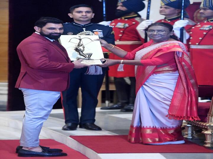 Arjuna Award: ભારતીય ટીમના ફાસ્ટ બોલર મોહમ્મદ શમીને 9 જાન્યુઆરના અર્જુન એવોર્ડ આપવામાં આવ્યો હતો. અર્જુન એવોર્ડ મળ્યા બાદ ભારતના સ્ટાર ફાસ્ટ બોલર મોહમ્મદ શમીએ એક મોટી જાહેરાત કરી છે.
