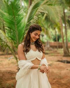 Pooja Hegde Photos : வெள்ளை உடையில் அன்னமாய் ஜொலிக்கும் நடிகை பூஜா ஹெக்டே..!
