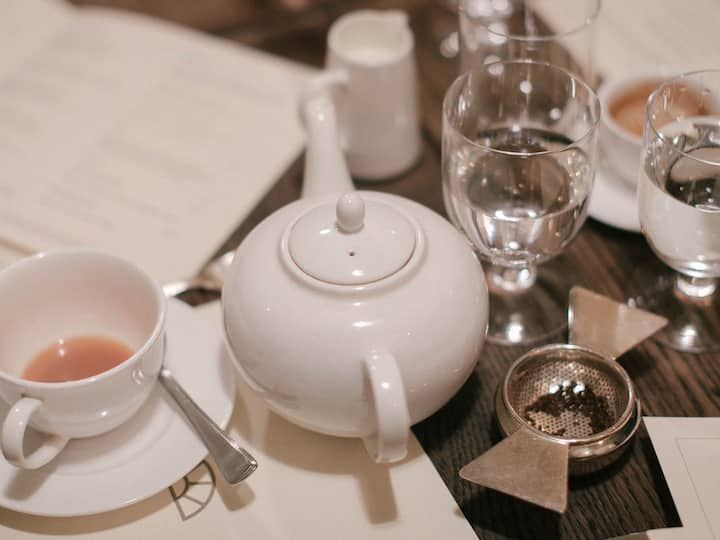 Water After Tea Side Effects :काही लोकांना चहा प्यायल्यानंतर लगेच पाणी पिण्याची सवय असते असे करणे हानिकारक ठरू शकते.