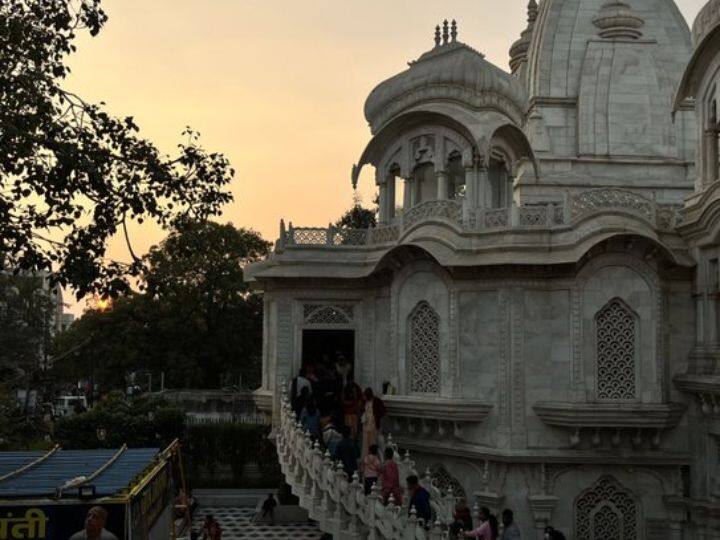 दूसरे दिन, मथुरा से वृंदावन जाएं और वृंदावन के प्रसिद्ध मंदिरों और गलियों में पूरे दिन बिताएं. सुबह में, पुराने वृंदावन का दौर करें जहां श्री बाँके बिहारी मंदिर, निधिवन, राधा वल्लभ राधा रमण, यमुना घाट, चिर घाट आदि हैं.