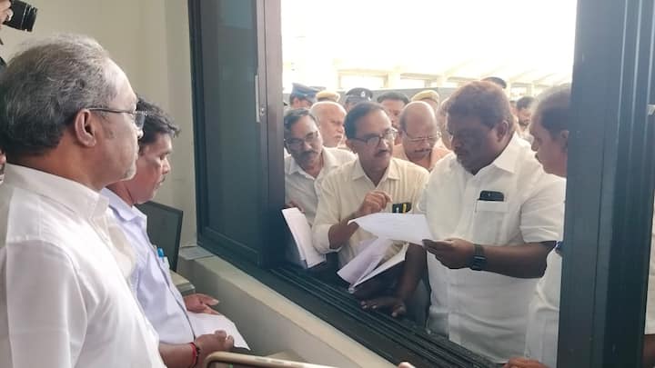 After inspecting the Koyambedu bus stand over the strike announcement by the Transport Union, Tamil Nadu Transport Minister SS Sivasankar said the bus operation was normal and appealed the trade unions to call of the strike (Credit: ABP Nadu)