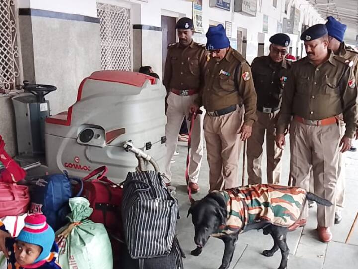 सीवान जंक्शन पर नाकाबंदी कर दी गई है. डॉग स्क्वायड की टीम भी है. चारों तरफ जांच की जा रही है. एक-एक व्यक्तियों के आने और जाने की निगरानी हो रही है.