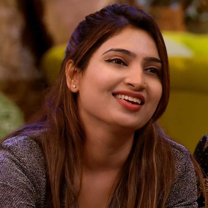 सना को बहुत से लोग पसंद करते थे लेकिन कम वोट मिलने की वजह से वह बाहर हो गईं. सना के घर में कई झगड़े हुए और उनके डांस मूव्स ने सभी को हैरान कर दिया.