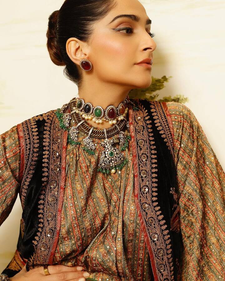 பிரமே ரத்தன் தன் பாயோ, ராஞ்சனா உள்ளிட்டவை இவரது பிரபலமான படங்கள்.