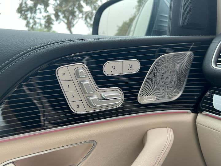 রিয়ার সিট সব গাড়ির (Mercedes-Benz GLS Facelift) ক্ষেত্রেই খুব গুরুত্বপূর্ণ। আর এই গাড়ির মডেলের ক্ষেত্রে রিয়ার এন্টারটেইনমেন্ট স্ক্রিন, MBUX ট্যাবলেট তো আছেই, উপরন্তু আপনি চাইলে সামনের যাত্রীর সিটকে আরেকটু এগিয়ে রিয়ার সিটের স্পেস আরও বাড়িয়ে নিতে পারেন।  ছবি- নিজস্ব