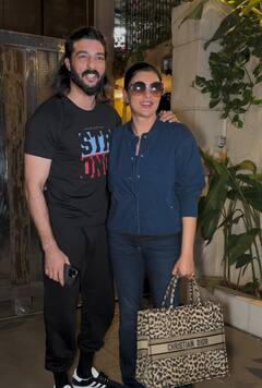 Aarya 3: क्लीनिक के बाहर एक्स बॉयफ्रेंड संग स्पॉट हुईं ‘आर्या 3’ की शेरनी, बाहों में बाहे डालकर रोहमन-सुष्मिता ने दिए पोज...