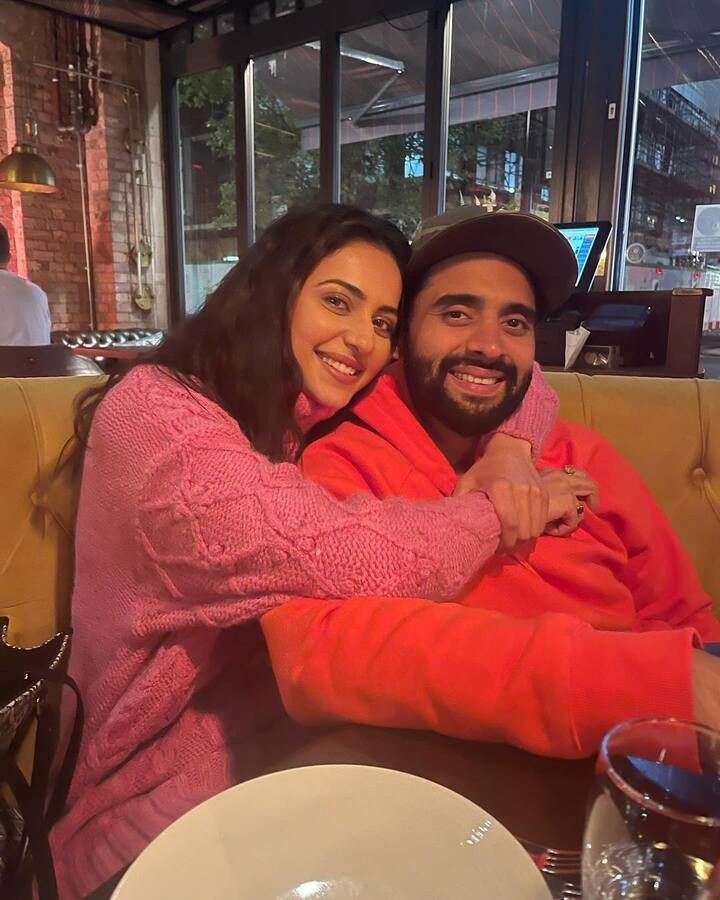 बता दें कि जैकी और रकुल पिछले कई सालों से एक-दूसरे को डेट कर रहे हैं. वहीं खबरों के अनुसार अब ये कपल फरवरी में शादी के बंधन में बंधने वाला है.