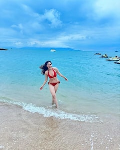 Pragya Jaiswal: బికినీలో ప్రగ్యా రచ్చ రంబోలా - ఇంతకీ ఏ బీచ్‌లోనో తెలుసా?