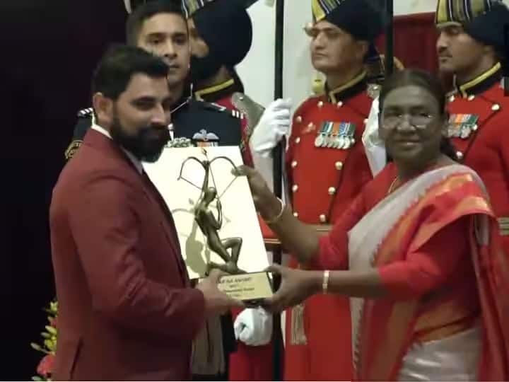 मोहम्मद शमी : अर्जुन पुरस्कार मिळवणारा मोहम्मद शमी ठरला 58 वा क्रिकेटपटू ,टीम इंडियाचा वेगवान गोलंदाज मोहम्मद शमी याला अर्जुन पुरस्काराने (Arjuna Award) सन्मानित करण्यात आले.