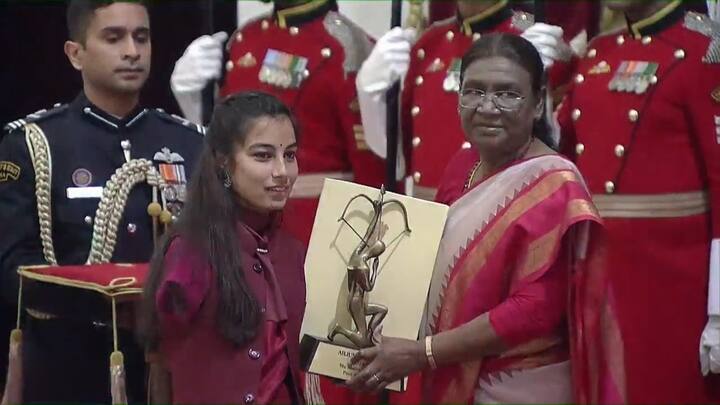 Sheetal Devi Arjun Award Winner: para archer sheetal devi received arjuna award from president droupadi murmu Sheetal Devi: પૈરા તિરંદાજ શિતલ દેવીને મળ્યો અર્જૂન એવોર્ડ, રાષ્ટ્રપતિ દ્રૌપદી મુર્મૂએ કરી સન્માનિત