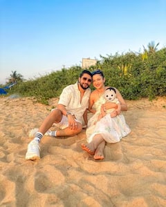 Gauahar Khan Vacation Pics: દીકરા અને પતિ સાથે વેકેશન એન્જૉય કરી રહી છે ગૌહર ખાન, રેતીમાં બેસીને આપ્યા આવા પૉઝ