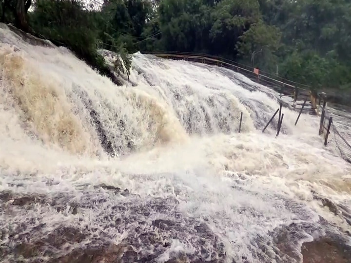 மேற்கு தொடர்ச்சி மலைப் பகுதியில் கனமழை; கும்பக்கரை நீர் வீழ்ச்சியில் வெள்ளப்பெருக்கு