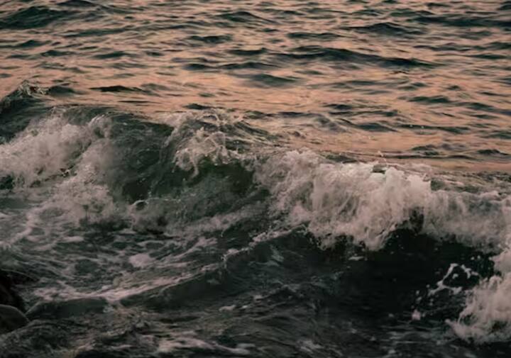 ਜਿੱਥੇ ਇੱਕ ਪਾਸੇ ਸਮੁੰਦਰ ਦਾ ਪਾਣੀ ਖਾਰਾ ਹੈ, ਦੂਜੇ ਪਾਸੇ ਦਰਿਆਵਾਂ ਦਾ ਪਾਣੀ ਮਿੱਠਾ ਹੈ। ਦਰਿਆਵਾਂ ਅਤੇ ਝਰਨਿਆਂ ਦਾ ਪਾਣੀ ਮਿੱਠਾ ਹੋਣ ਕਰਕੇ ਅਸੀਂ ਇਸ ਪਾਣੀ ਦੀ ਵਰਤੋਂ ਪੀਣ ਲਈ ਕਰਦੇ ਹਾਂ।