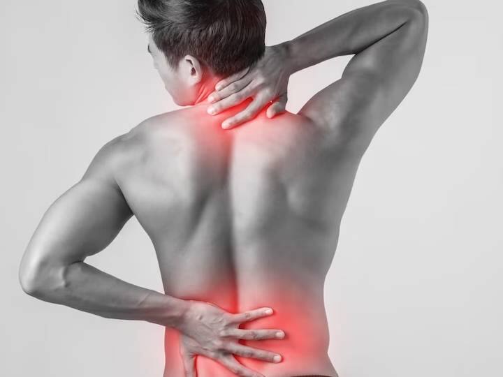 पीठ का दर्द किसी भी व्यक्ति के लिए परेशानी का सबब बन सकता है. अगर आपके भी पीठ में लगातार हल्का दर्द रहता है तो इसे इग्नोर करने के बजाय इसका वक्त रहते इलाज करवाएं.