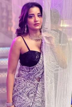 Monalisa: ਮੋਨਾਲੀਸਾ ਨੇ ਸਾੜ੍ਹੀ ਤੇ ਡੀਪਨੇਕ ਬਲਾਊਜ਼ ਵਿੱਚ ਲਾਇਆ ਹੌਟਨੈੱਸ ਦਾ ਤੜਕਾ, ਦੇਖੋ ਬੇਪਰਵਾਹ ਅੰਦਾਜ਼