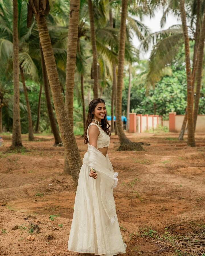 வெள்ளை உடையில் சில அழகான உடையில் அங்கு எடுத்து கொண்ட புகைப்படங்களை பகிர்ந்துள்ளார் பூஜா.