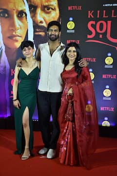 Killer Soup Screening: ‘किलर सूप’ की स्क्रीनिंग में सूट-बूट पहनकर पहुंचे मनोज बाजपेयी, फ्लोरल साड़ी में कोंकणा सेन ने ढाया कहर, देखें बाकी स्टार्स का लुक