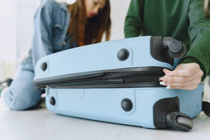 कमी सामान- आपण कुठेही जातो तिथे खरेदी करतो आणि नेहमी काहीतरी आठवण म्हणून परत आणतो, त्यामुळे कमी सामान घेऊन गेलात तर बरे होईल जेणेकरून थोडी जास्त खरेदी केली तरी आपल्याला कोणत्याही प्रकारचा त्रास सहन करावा लागणार नाही .  [Photo Credit : Pexel.com]