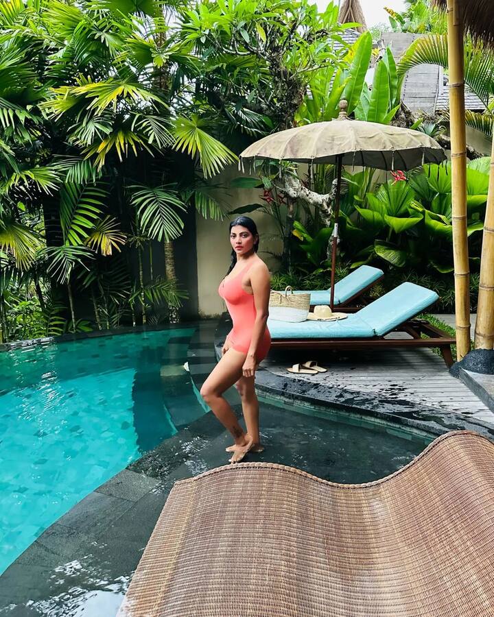 స్విమ్ సూట్ ధరించి పూల్ లో దిగితే ఆ యవ్వారమే వేరని లహరి ఫ్యాన్స్ కామెంట్స్ చేస్తున్నారు. 'బికినీలో కత్తిలా ఉన్నారు' అని ఓ నెటిజన్ ఇన్స్టాలో కాంప్లిమెంట్ ఇచ్చారు. (Image Courtesy: lahari_shari/instagram)