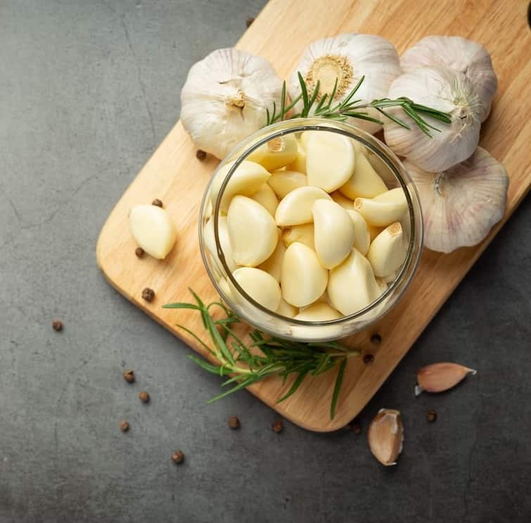 2 cloves of garlic can cure many diseases, know how to eat it લસણની 2 કળી ઘણી બીમારીઓને દૂર કરી શકે છે, જાણો તેને કેવી રીતે ખાવું