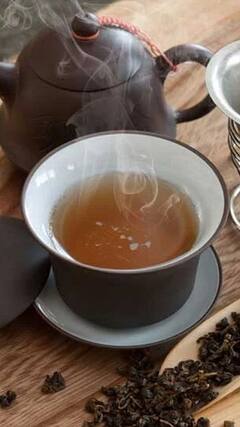 Health Tips : जास्त उकळलेला चहा बनू शकतो 'विष', थंडीत पिणे टाळा