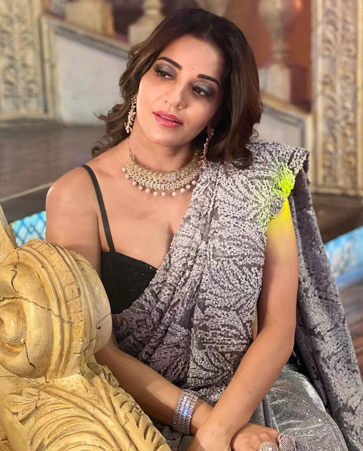 અભિનેત્રી મોનાલિસાએ પોતાના ઈન્સ્ટાગ્રામ પર સાડી લૂકમાં ખૂબ જ શાનદાર તસવીરો પોસ્ટ કરી છે.