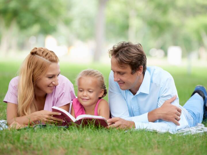 माता-पिता को बच्चों से बातचीत में उनकी राय जानने का प्रयास करना चाहिए. उनसे कोई सवाल पूछें और फिर उनके जवाब सुनें बिना उन्हें काटे नहीं.
